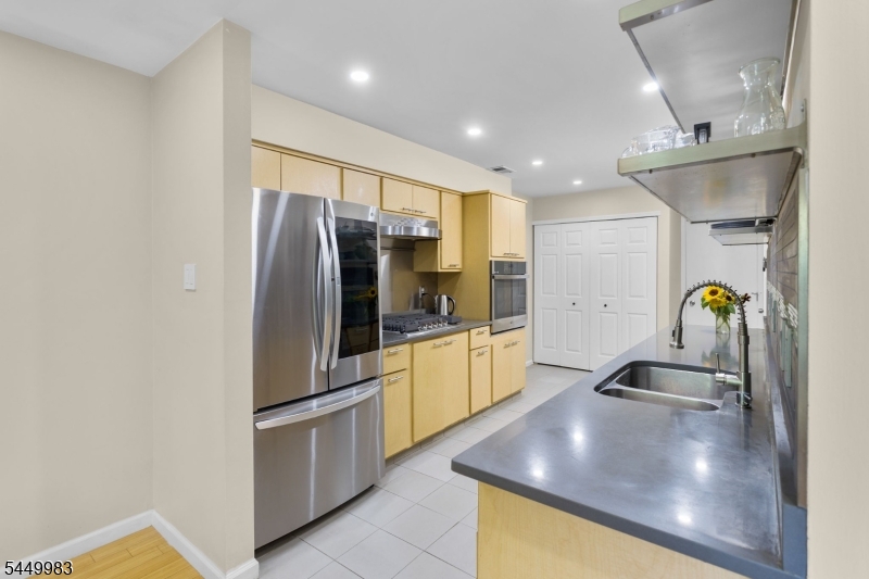 40 Roxbury Ct G Property Photo 12