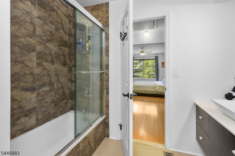 40 Roxbury Ct G Property Photo 23