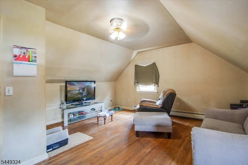42 2nd St Property Photo 14