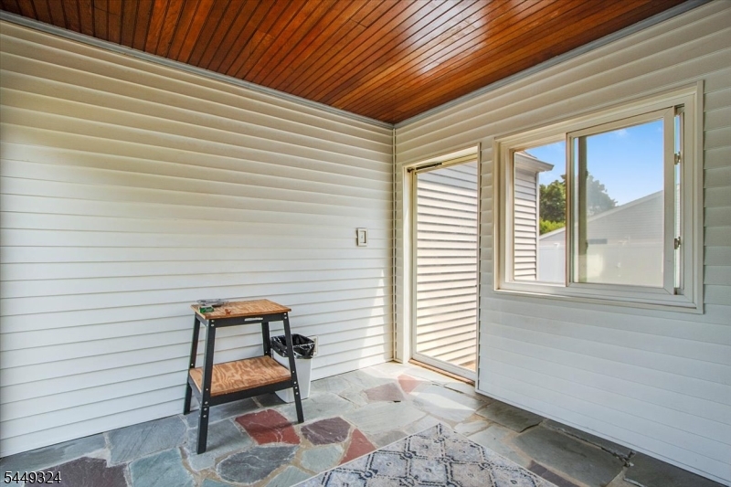 42 2nd St Property Photo 17