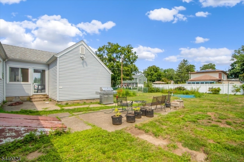 42 2nd St Property Photo 18