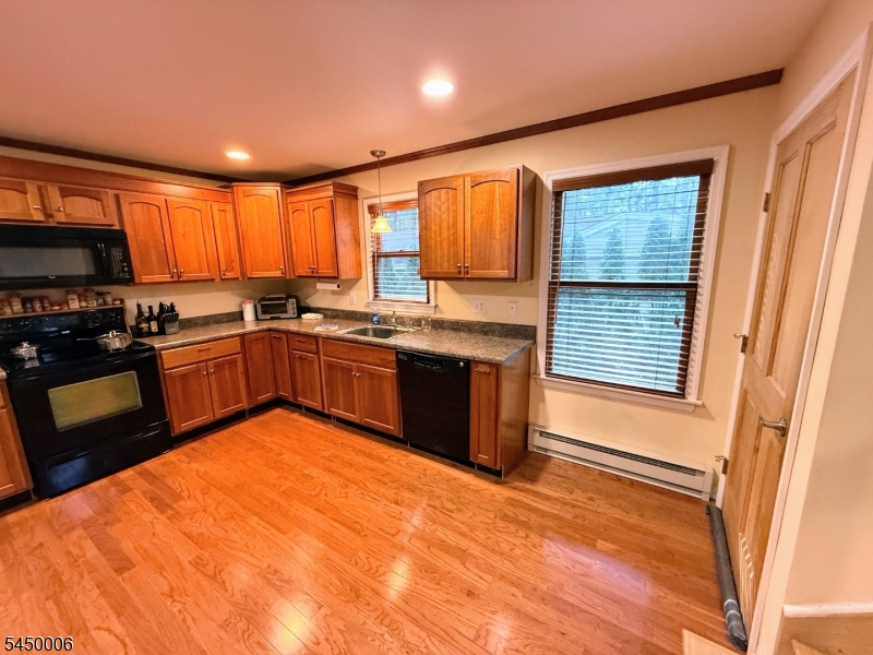 35 Oakdale Rd Property Photo 5