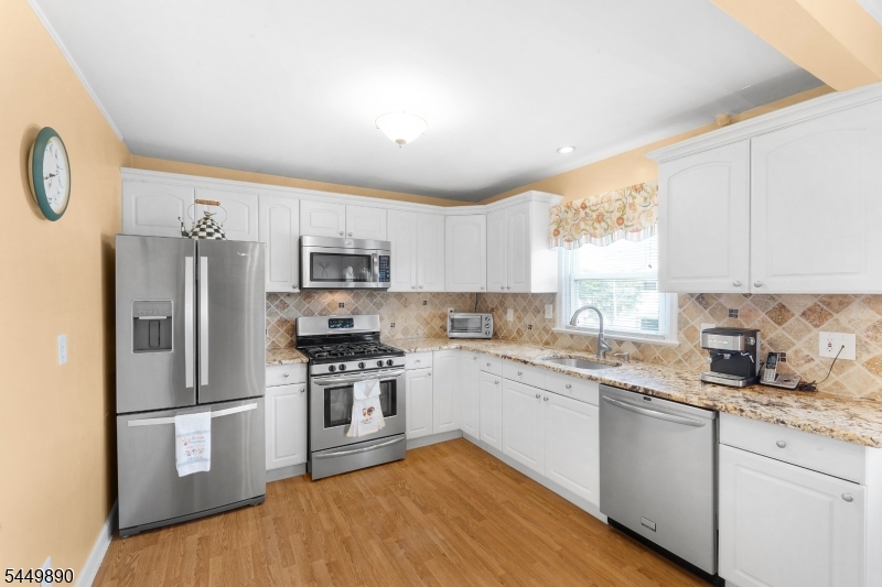 1755 Union Ave Property Photo 4