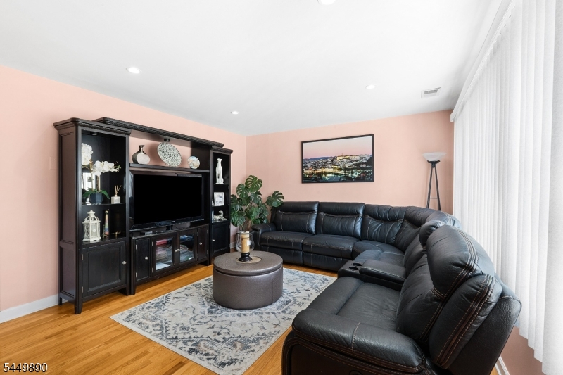 1755 Union Ave Property Photo 8