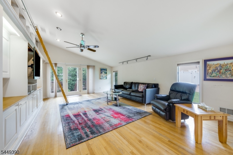 434 Sandford Ave Property Photo 15