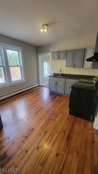 244 Irwin St Property Photo 6