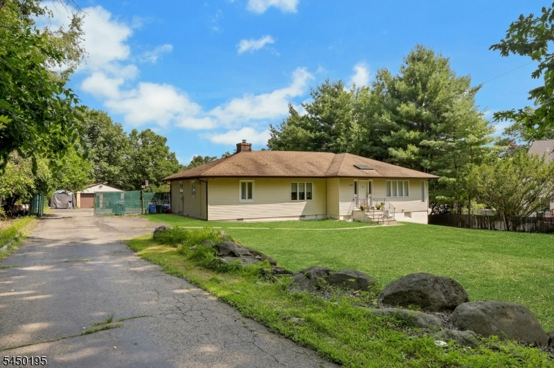 419 Ratzer Rd Property Photo 3