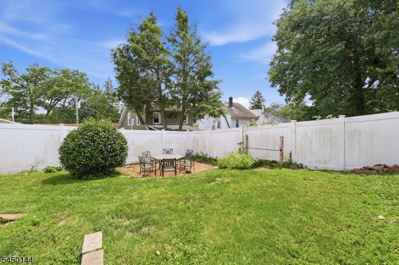 7 Henderson St Property Photo 6