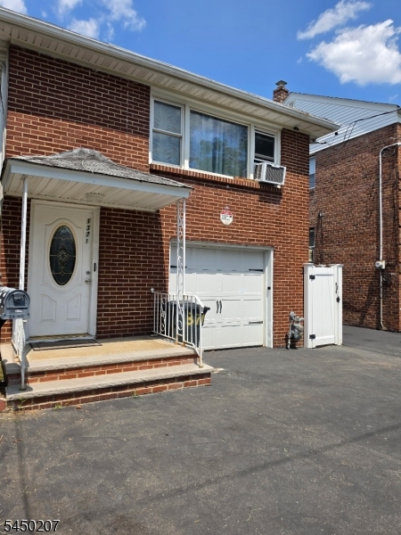 1371 Hamilton St Property Photo 1