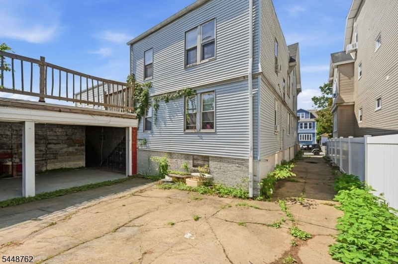 185 Grumman Ave Property Photo 16