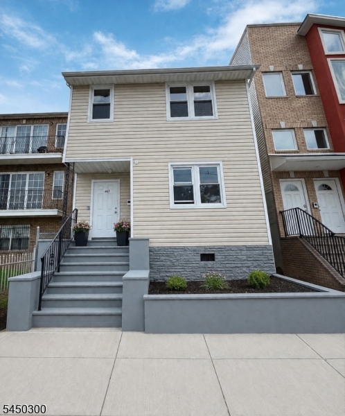 467 Hawthorne Ave Property Photo 1