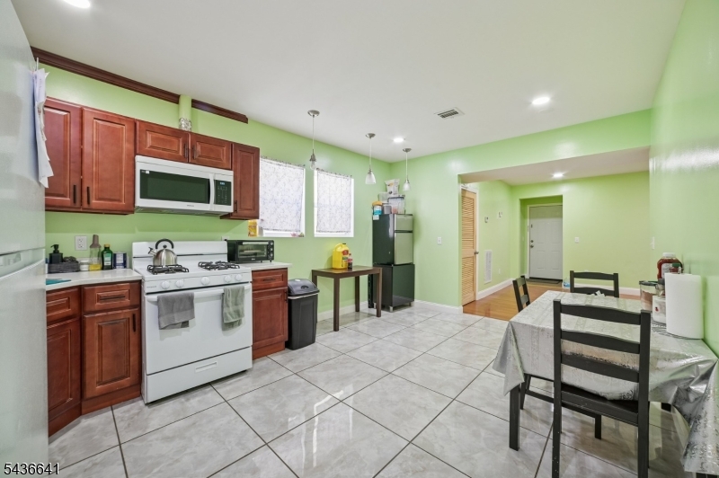 1321 Clinton Ave 2 Property Photo 3