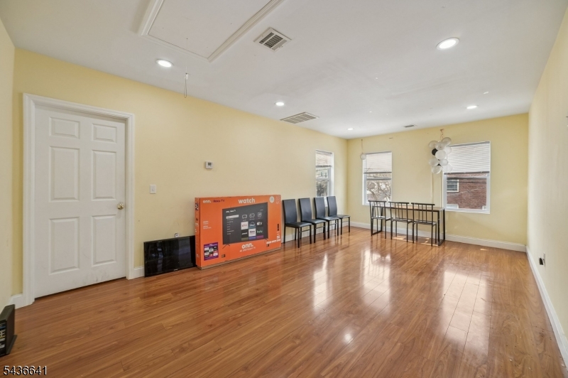 1321 Clinton Ave 2 Property Photo 6