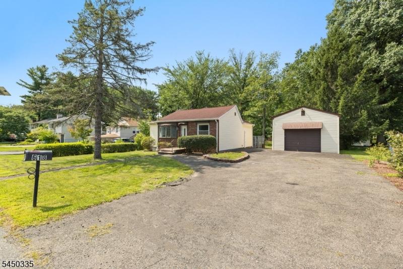 618 Wood Ave Property Photo 2