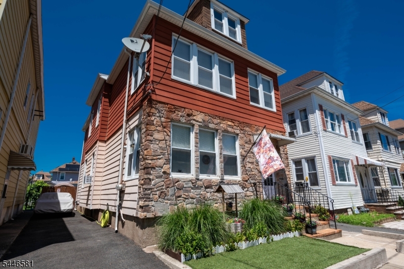 58 Piaget Ave Property Photo 2