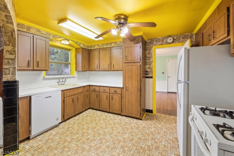10 Reid Ave Property Photo 13