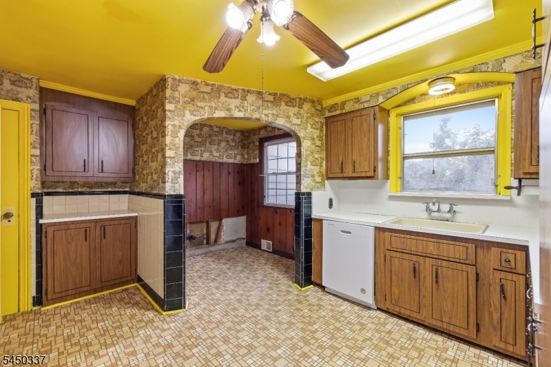 10 Reid Ave Property Photo 16