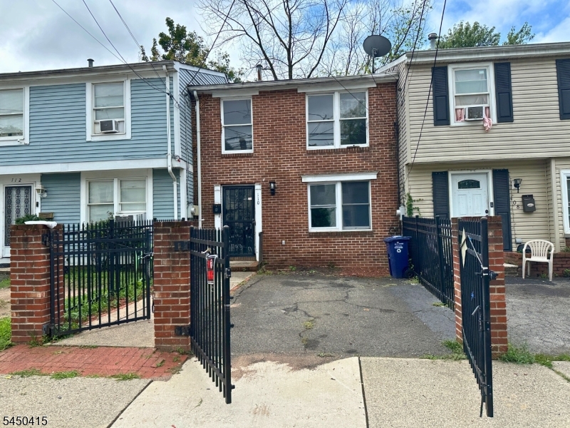 110 Pearl St Property Photo 2