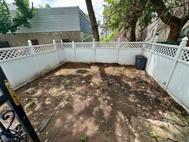 110 Pearl St Property Photo 3