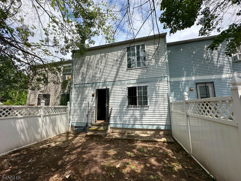 110 Pearl St Property Photo 4