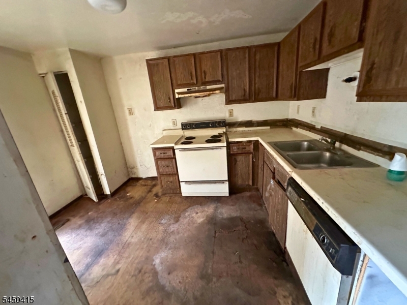 110 Pearl St Property Photo 5