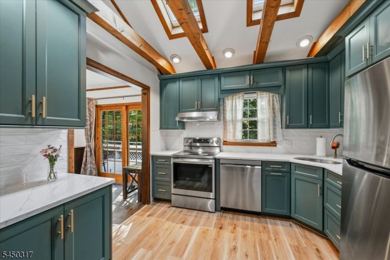 2 Oak Dr Property Photo 3