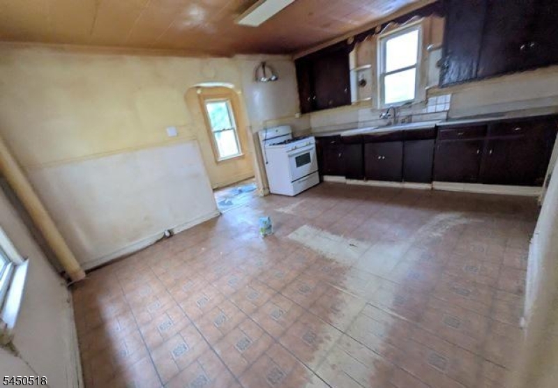 376 Myrtle Ave Property Photo 3