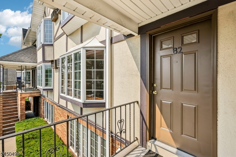 33 Henry Pl B2 Property Photo 6