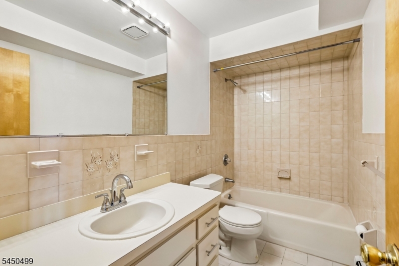 33 Henry Pl B2 Property Photo 12