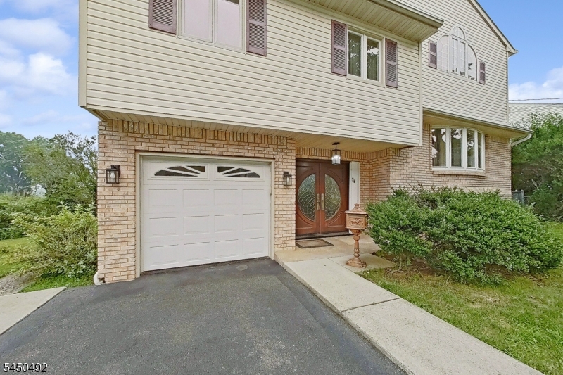 56 Eaton Pl Property Photo 5