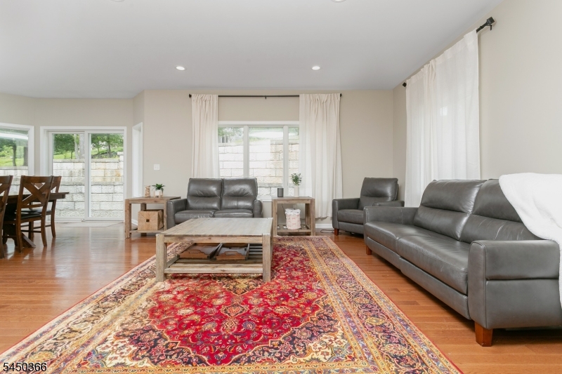 24 Beverly St Property Photo 8