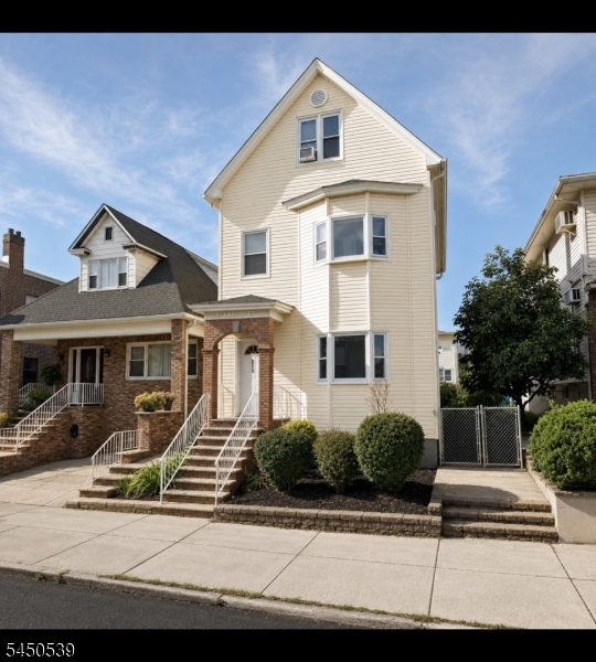 213 Amity St 3 Property Photo 1