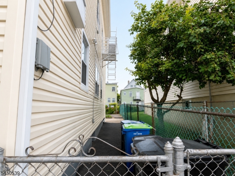213 Amity St 3 Property Photo 26