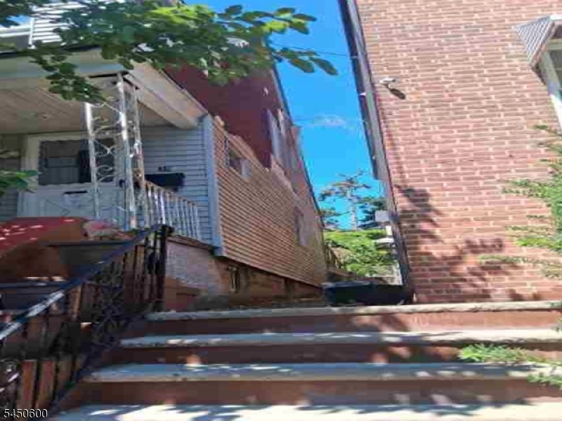 39 Newton Pl Property Photo 1