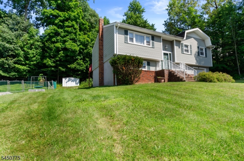 17 Stafford Dr Property Photo 3