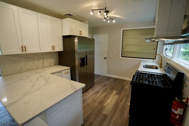 154 Jefferson Ave Property Photo 3