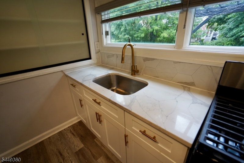 154 Jefferson Ave Property Photo 4