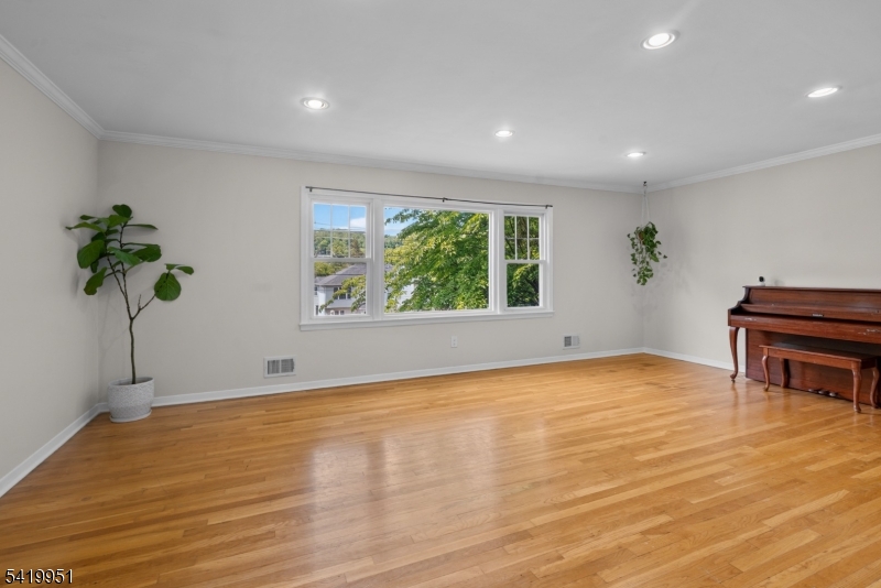 260 Saint Cloud Ave Property Photo 6