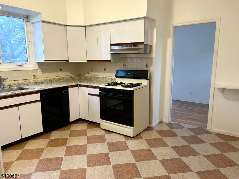 242 Brook Ave Property Photo 5