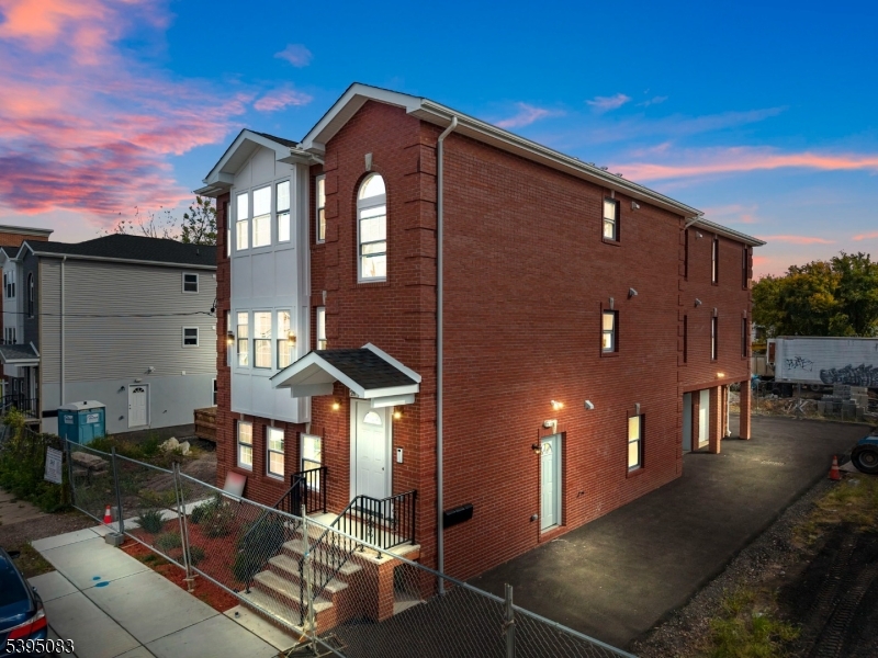 24 Garibaldi Ave 1 Property Photo 1