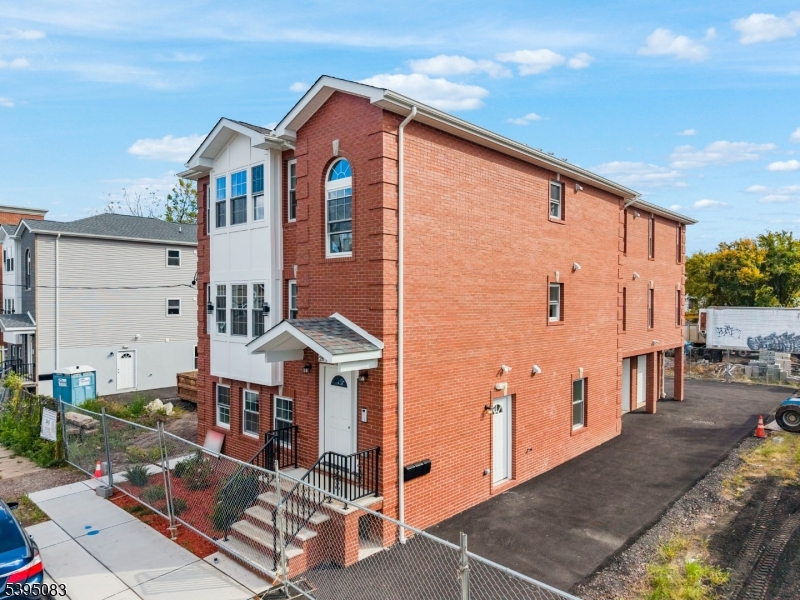24 Garibaldi Ave 1 Property Photo 2
