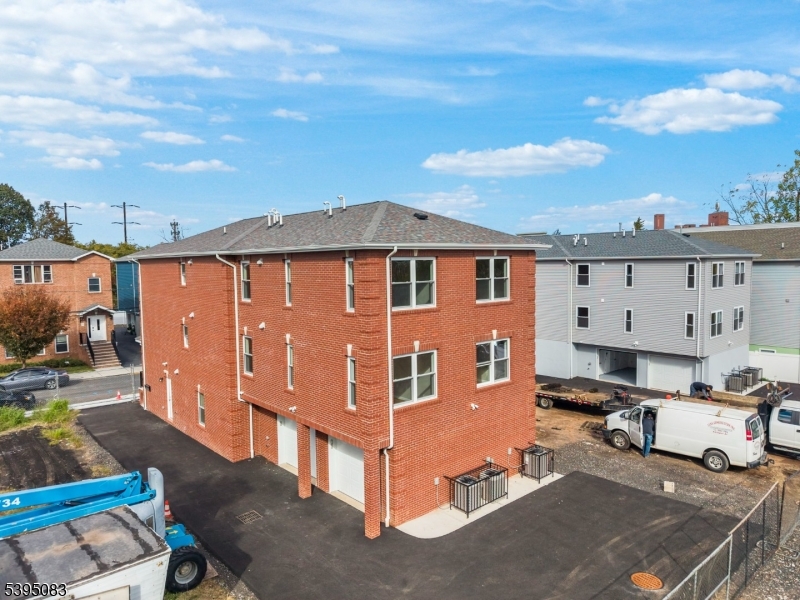 24 Garibaldi Ave 1 Property Photo 3