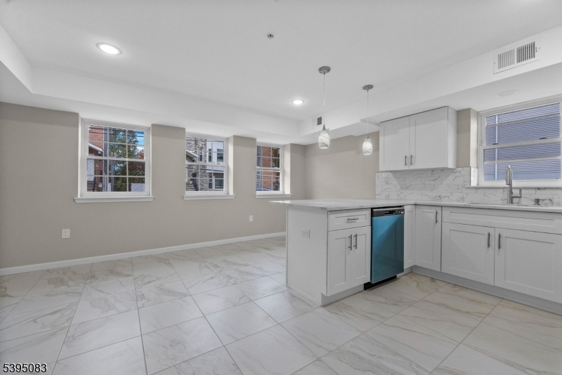 24 Garibaldi Ave 1 Property Photo 5