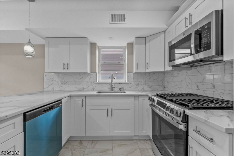 24 Garibaldi Ave 1 Property Photo 6