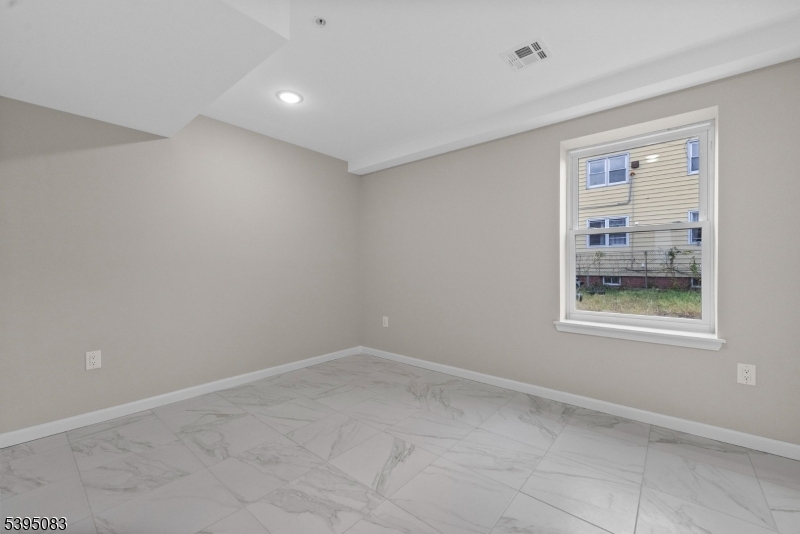 24 Garibaldi Ave 1 Property Photo 8