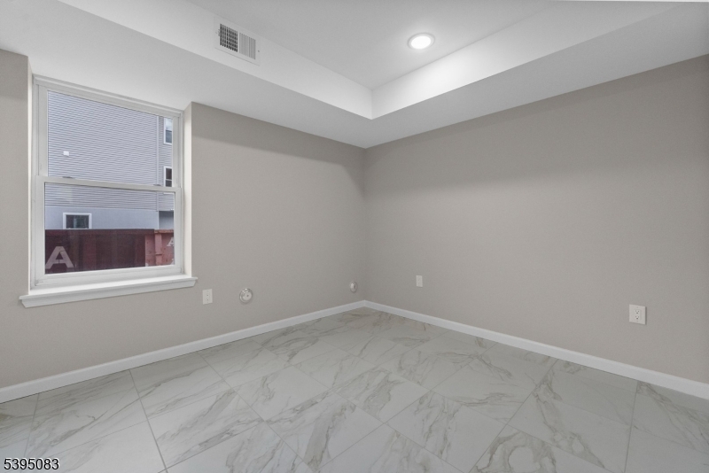 24 Garibaldi Ave 1 Property Photo 9