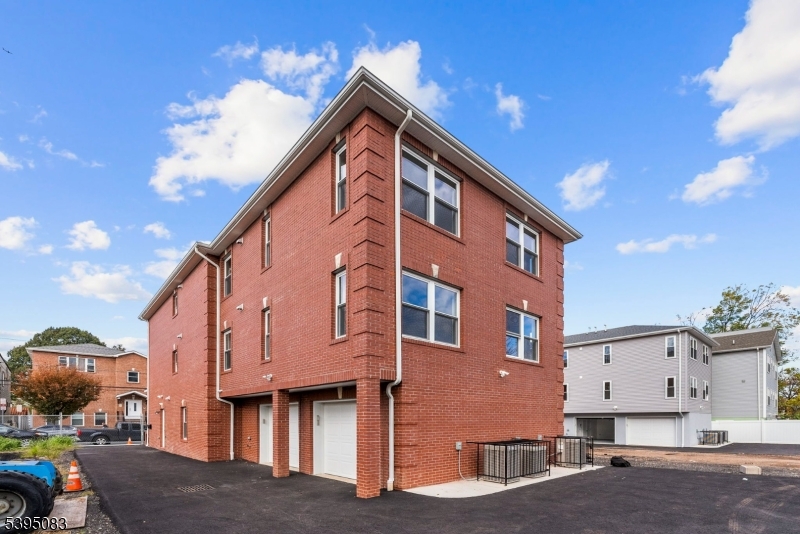 24 Garibaldi Ave 1 Property Photo 11