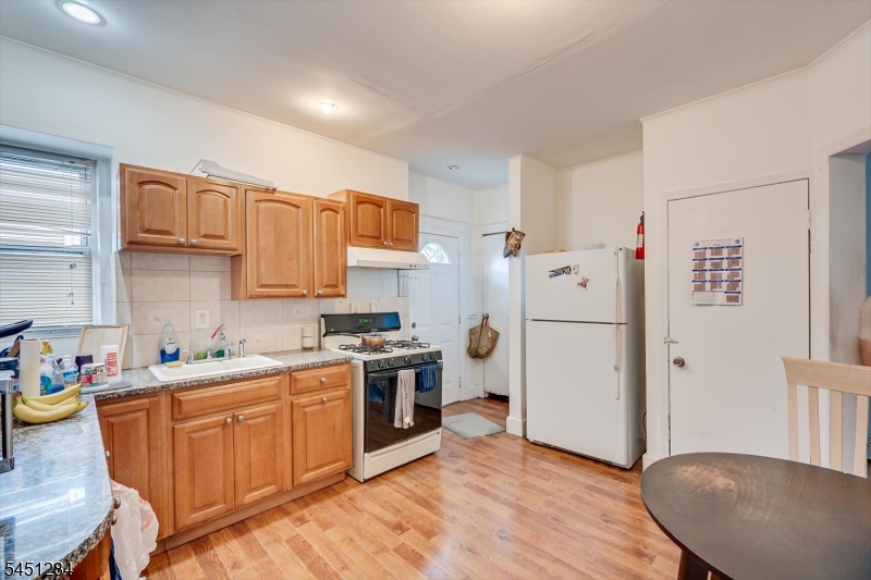 400 Maple Ave Property Photo 15