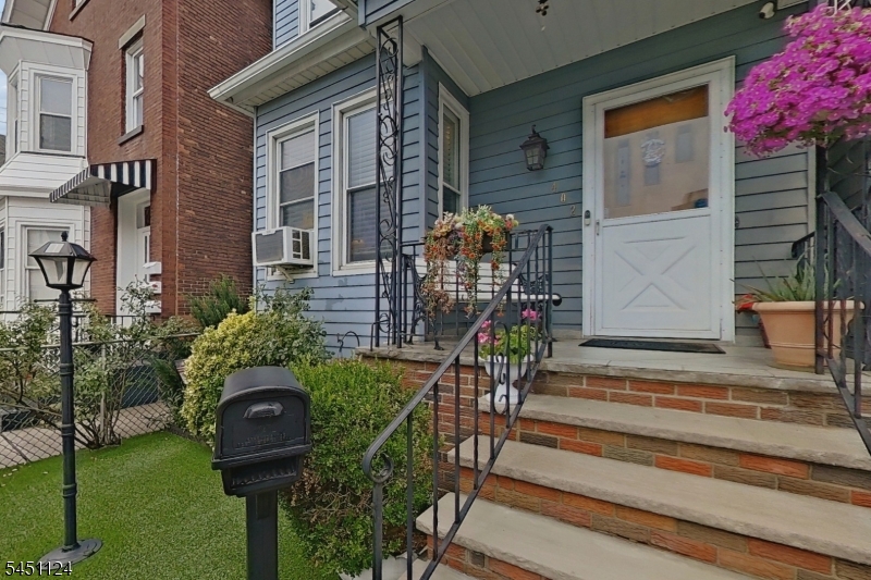 402 Davis Ave Property Photo 8