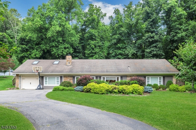 112 E Valley Brook Rd Property Photo 1